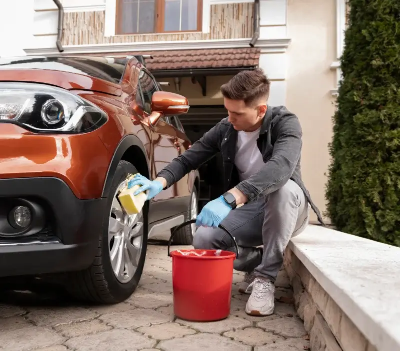 Lavage auto à domicile Distroff : professionnel intervenant sur un véhicule